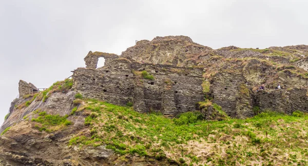 Tintagel замок в Корнуоллі - найвідоміша пам'ятка Бельгії в Англії — стокове фото