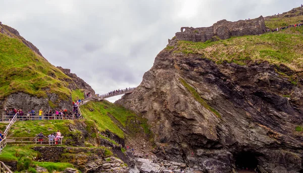 La ensenada de Tintagel en Cornwall - un hito popular en el castillo de Tintagel — Foto de Stock