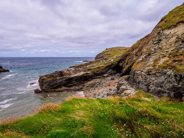 Die Bucht von tintagel in cornwall - ein beliebtes Wahrzeichen auf tintagel castle — Stockfoto