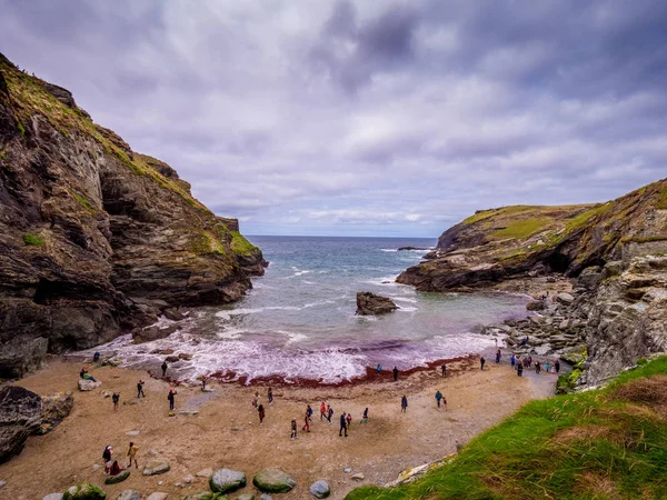 Die Bucht von tintagel in cornwall - ein beliebtes Wahrzeichen auf tintagel castle — Stockfoto