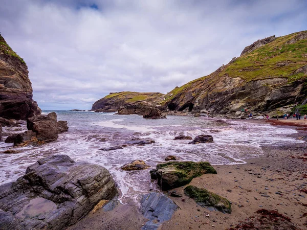 La baia di Tintagel in Cornovaglia - un punto di riferimento popolare al Castello di Tintagel — Foto Stock