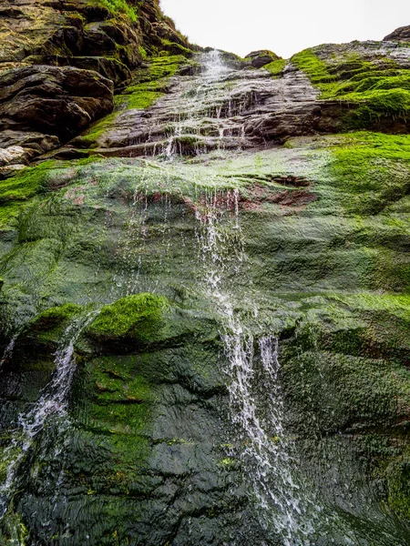 Prachtige waterval over mossy stenen in de inham van Tintagel in Cornwall — Stockfoto