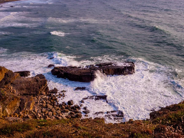 Wild Ocean Water colpisce contro le rocce - una scena rinfrescante — Foto Stock