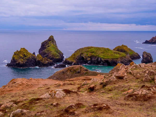 Maravillosa cala de Kynance en Cornwall - un hito famoso — Foto de Stock