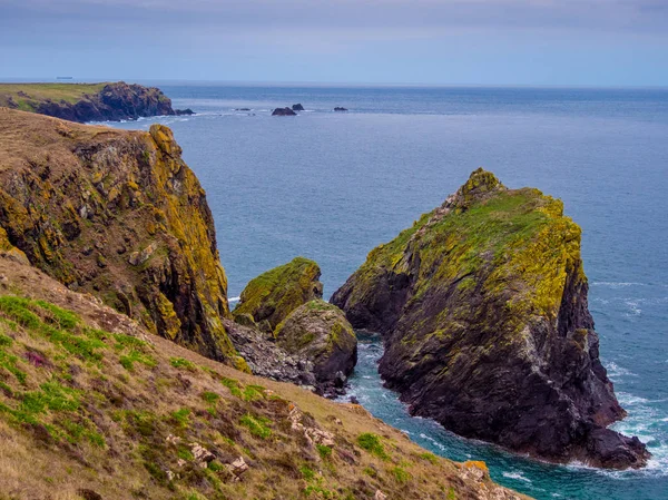 A sziklás és festői partján a Kynance öbölben Cornwall — Stock Fotó