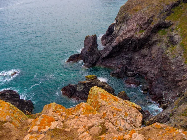 Kayalık ve güzel sahil, Kynance Koyu'nda Cornwall — Stok fotoğraf