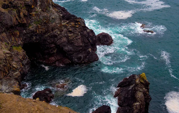 Harika Kynance Cove Cornwall - ünlü bir dönüm noktası — Stok fotoğraf