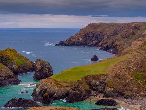 A sziklás és festői partján a Kynance öbölben Cornwall — Stock Fotó