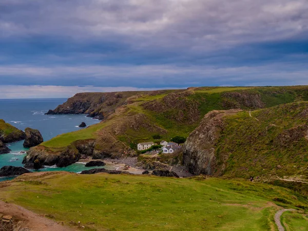 A sziklás és festői partján a Kynance öbölben Cornwall — Stock Fotó