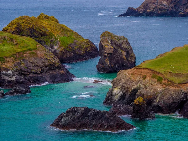 Maravillosa cala de Kynance en Cornwall - un hito famoso — Foto de Stock