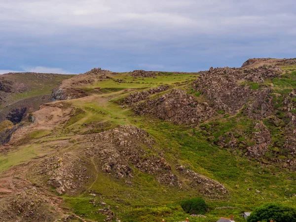 Kayalık ve güzel sahil, Kynance Koyu'nda Cornwall