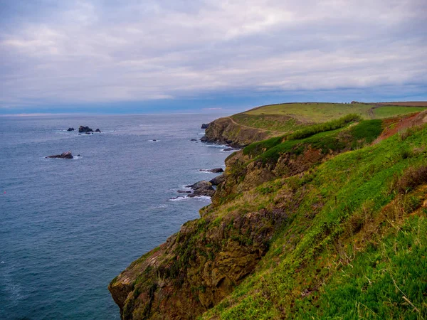Cornualha Inglaterra vista sobre a paisagem incrível na costa — Fotografia de Stock
