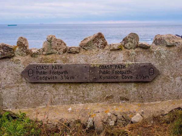 Cornwall Sahil yolundaki yön işaretleri — Stok fotoğraf