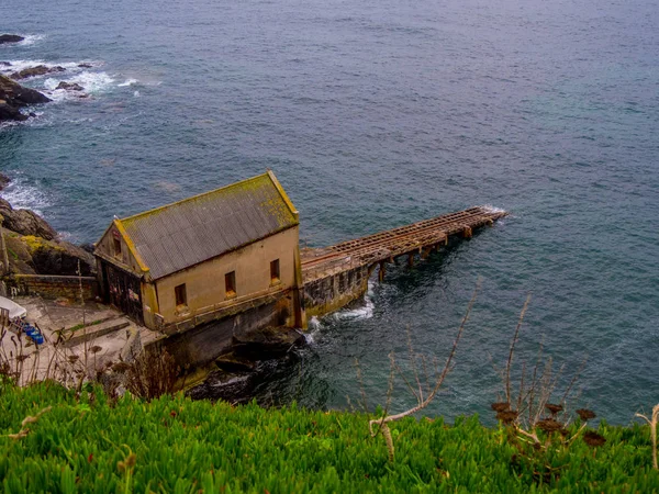 Eski tekne ev Cornwall kertenkele noktasında — Stok fotoğraf