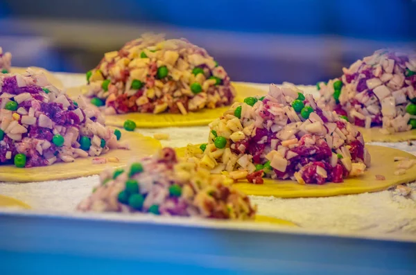 Preparando o famoso Cornish Pasties em uma padaria pastosa — Fotografia de Stock