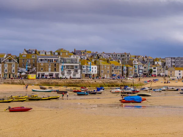 Boats lying on a sandbank at low tide at St Ives in Cornwall — Stock Photo, Image