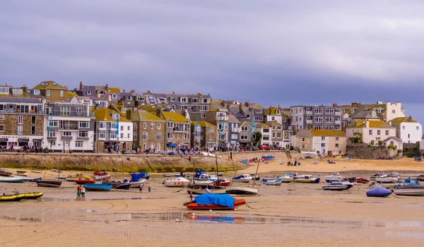 Boats lying on a sandbank at low tide at St Ives in Cornwall — Stock Photo, Image