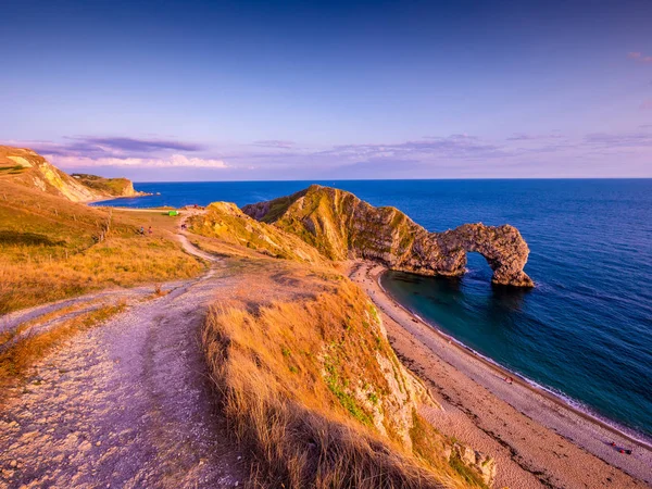 Západ slunce nad Durdle Door - nejslavnější orientační bod v Devon Anglie — Stock fotografie