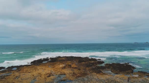 Volo sulla costa rocciosa della Cornovaglia in Inghilterra - paesaggio incredibile — Video Stock