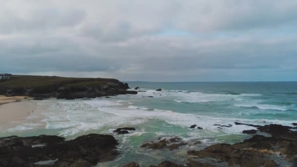 Cornwall sahil Celtic deniz - hava drone uçuş muhteşem manzara — Stok video