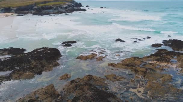 Vuelo sobre la costa rocosa de Cornwall en Inglaterra - paisaje increíble — Vídeo de stock