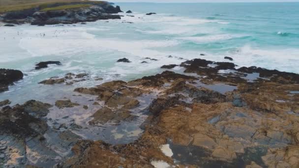 Luchtfoto uitzicht over de kustlijn in Cornwall — Stockvideo