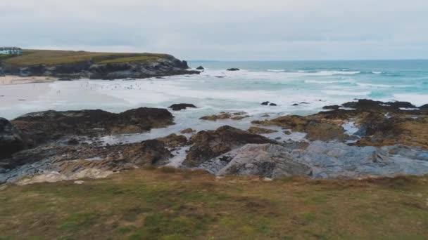 Cornwall İngiltere yukarıda - uçuş büyüleyici sahil şeridi üzerinde — Stok video