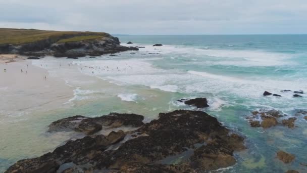 Vista aérea sobre o litoral na Cornualha — Vídeo de Stock