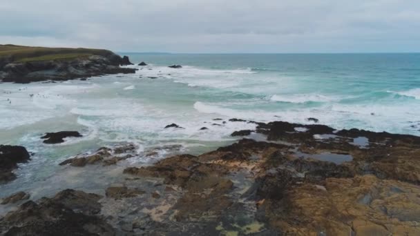 Die atemberaubende küste von cornwall england mit seinen felsigen klippen — Stockvideo