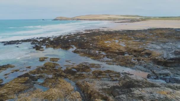 Typisch uitzicht over de kust van Cornwall - vlucht boven het prachtige landschap — Stockvideo