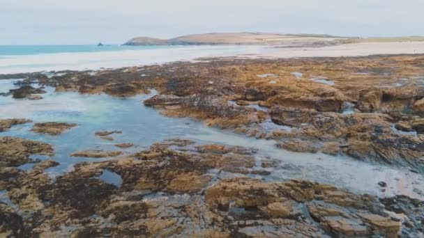 Vlucht over de rotsachtige kust van Cornwall in Engeland - geweldige landschap — Stockvideo