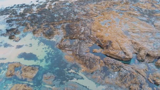 Вид с воздуха на побережье Корнуолла — стоковое видео