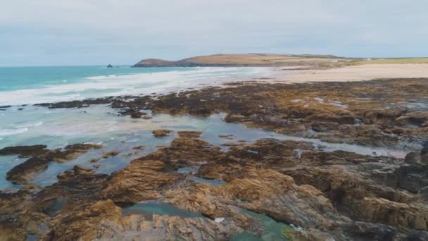 Luchtfoto uitzicht over de kustlijn in Cornwall — Stockvideo