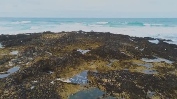 Luchtfoto uitzicht over de kustlijn in Cornwall — Stockvideo