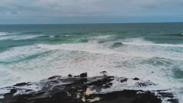 Vol au-dessus de la côte rocheuse de Cornouailles en Angleterre - paysage étonnant — Video