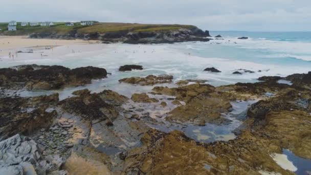 Luchtfoto uitzicht over de kustlijn in Cornwall — Stockvideo