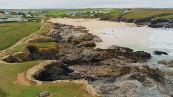 Maravilhosa paisagem da costa da Cornualha no Mar Céltico - voo aéreo de drones — Vídeo de Stock