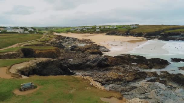 Vuelo sobre la costa rocosa de Cornwall en Inglaterra - paisaje increíble — Vídeo de stock