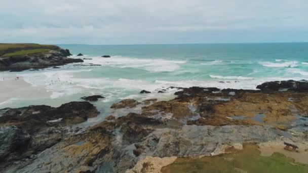 Vista aérea sobre o litoral na Cornualha — Vídeo de Stock