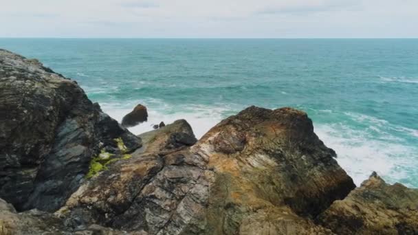 Vuelo sobre la costa rocosa de Cornwall en Inglaterra - paisaje increíble — Vídeo de stock