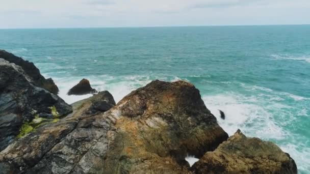 La côte étonnante de Cornouailles Angleterre avec ses falaises rocheuses — Video