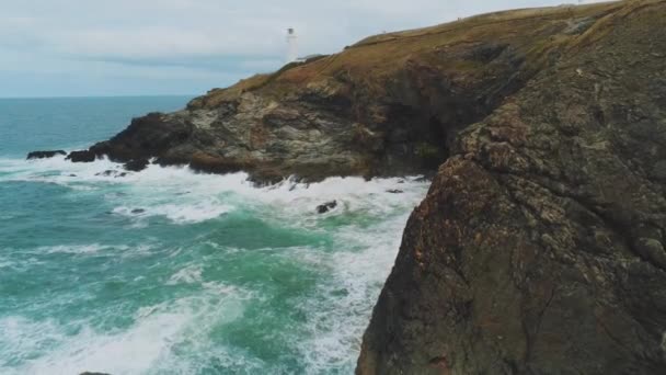 Let podél útesů Cornwall - nádherný letecký pohled na krajinu — Stock video