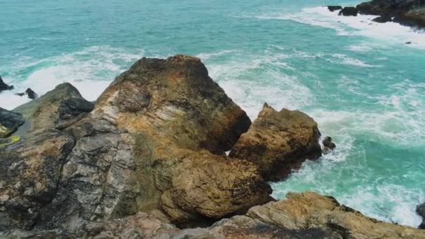 De fantastische kust van Cornwall Engeland met haar rotswanden — Stockvideo