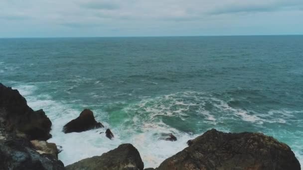 Vlucht over de rotsachtige kust van Cornwall in Engeland - geweldige landschap — Stockvideo