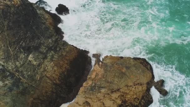 Vad oocean hullámok ütő ellen a kőzetek, a sziklák — Stock videók