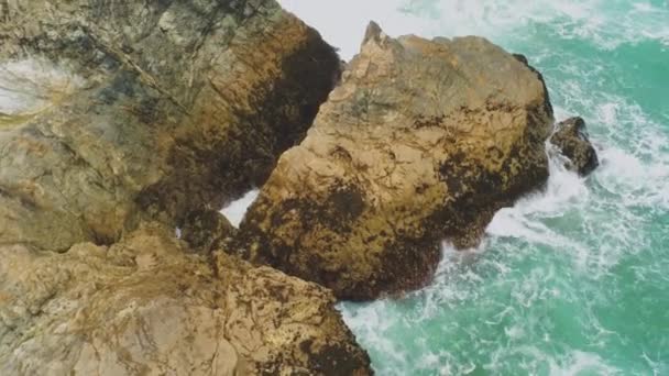 Vista aérea sobre o litoral na Cornualha — Vídeo de Stock