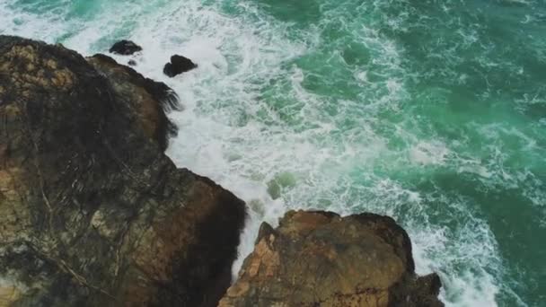 Drone антена політ над чистого Дикий океан води - дуже освіжаючий — стокове відео