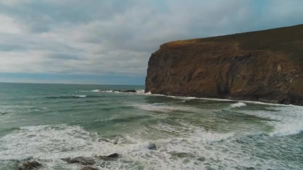 그 바위 절벽으로 놀라운 콘월 해 안에 영국 — 비디오