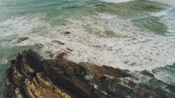 Beeindruckende Flugaufnahmen über dem wilden Ozeanwasser — Stockvideo