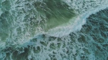 Hava drone uçuş saf vahşi okyanus su - çok ferahlatıcı üzerinde